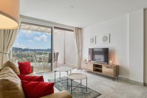 - un salon avec un canapé et une télévision dans l'établissement Casa Banderas, Sea and Mountain View at Luxury complex, à La Cala de Mijas