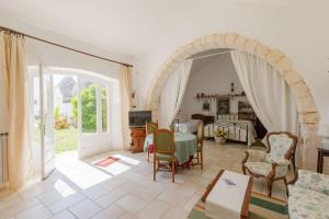 a living room with an archway and a bedroom at Masseria Pozzo Tre Pile in Martina Franca