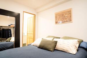 sypialnia z łóżkiem i lustrem w obiekcie Centre historique coeur du quartier Vernet 100 m² w Awinionie