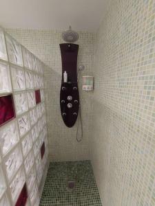 y baño con ducha y pizarra negra en la pared. en Casa Chema I - Apartamento/Parking/Piscina/Playa, en Cala del Moral