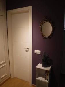 Una puerta blanca en una habitación con espejo en Casa Chema I - Apartamento/Parking/Piscina/Playa, en Cala del Moral