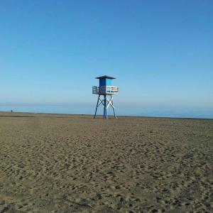 una torre de salvavidas en la playa en una playa en Casa Chema I - Apartamento/Parking/Piscina/Playa, en Cala del Moral