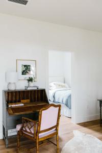Ліжко або ліжка в номері The Wayback Boutique Hotel