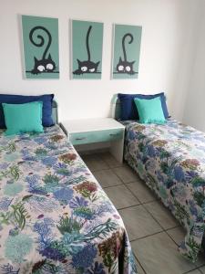 パエストゥムにあるstefaniaのベッド2台が隣同士に設置された部屋です。
