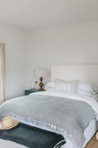 Ліжко або ліжка в номері The Wayback Boutique Hotel