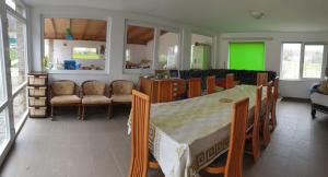 una sala da pranzo con tavolo, sedie e verde di Casa Misha 
