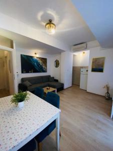 ein Wohnzimmer mit einem Tisch und einem Sofa in der Unterkunft Apartment Andrea in Baška Voda