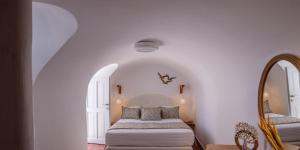 a bedroom with a bed and a mirror at CASA ARISTA in Fira