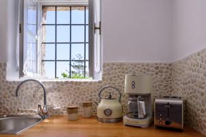 a kitchen counter with a coffee maker on a counter top at CASA ARISTA in Fira