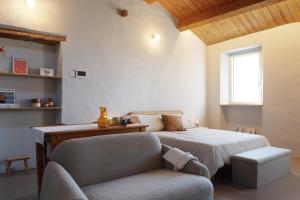 1 dormitorio con 1 cama, 1 silla y 1 ventana en Casa Cunicchio, en SantʼElpidio a Mare