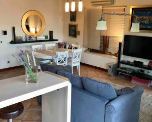 sala de estar con sofá azul y mesa en Apartments Boka Residence, en Herceg-Novi