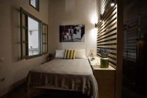 een slaapkamer met een bed en een raam bij Chrissa's loft in Patmos
