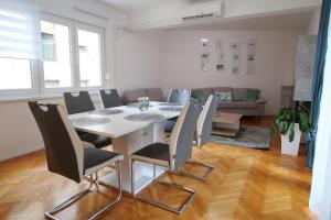 Posedenie v ubytovaní Arena apartment with 3 bedrooms in the city center + 15 fotografií