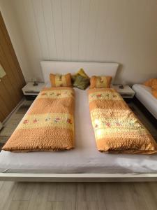 1 cama con 2 almohadas en una habitación en Ferienwohnung Jürgen horn, en Hohentauern