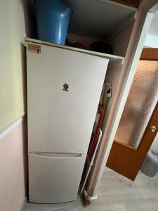 um frigorífico numa cozinha com a porta aberta em Apartamento kuki en Rincón de Loix em Benidorm