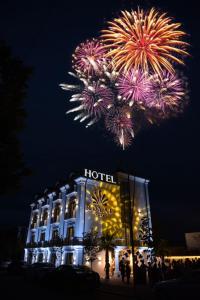 un hôtel avec des feux d'artifice devant un bâtiment dans l'établissement Hotel Royal, à Shkodër