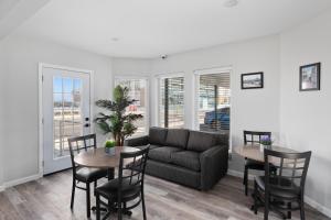 uma sala de estar com um sofá, uma mesa e cadeiras em The Beach House em Wildwood