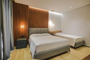 sypialnia z 2 łóżkami w pokoju w obiekcie Ori Mare Hotel w mieście Ksamil