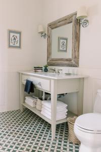 ein Bad mit einem Waschbecken und einem Spiegel in der Unterkunft The Wayback Boutique Hotel in Austin
