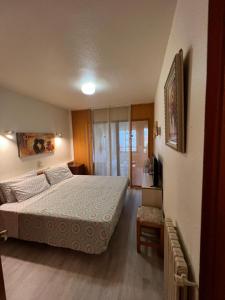 um quarto de hotel com uma cama e uma televisão em Apartamento kuki en Rincón de Loix em Benidorm