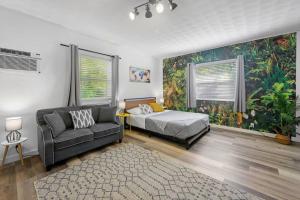 - une chambre avec un lit et un canapé dans l'établissement New stylish open space: fast Wii-fi and parking, à Fort Lauderdale