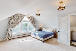 - une chambre avec un lit et une grande fenêtre dans l'établissement The Retreat - Suite #2, à Waterbury