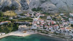 an aerial view of a city with the gateway arch at Apartment Lora in Pag