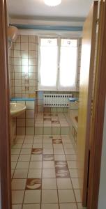 ein Bad mit einer Badewanne, einem Waschbecken und einem Fenster in der Unterkunft La Corte sul Conero Casa Vacanze in Camerano