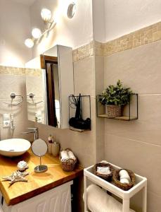 een badkamer met een wastafel en een spiegel bij SeaTerra Boutique suite in Athene