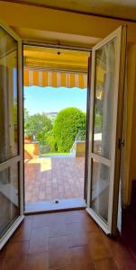 an open door with a view of a patio at La Corte sul Conero Casa Vacanze in Camerano