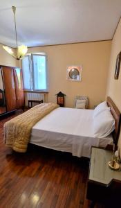 ein Schlafzimmer mit einem großen weißen Bett in einem Zimmer in der Unterkunft La Corte sul Conero Casa Vacanze in Camerano