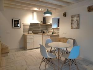 eine Küche mit einem Tisch und Stühlen im Zimmer in der Unterkunft Picos de Europa Chic & Cool Apartments in Puertas