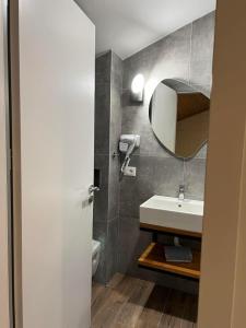 W łazience znajduje się umywalka i lustro. w obiekcie The Stone Sky Hotel w Gjirokastrze