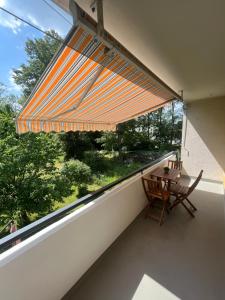 een balkon met een tafel en een groot raam bij Aspava Apartments in Günzburg