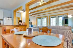 En restaurant eller et spisested på East Otis Vacation Rental with Private Deck and BBQ!