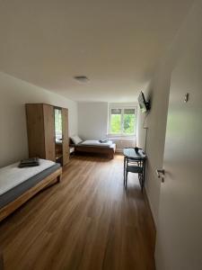 een slaapkamer met een bed, een tafel en een raam bij Aspava Apartments in Günzburg