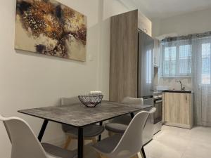 Kuchyň nebo kuchyňský kout v ubytování Adelais Cozy, Renovated Apt near Piraeus Metro