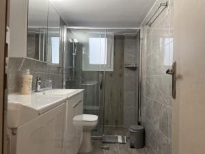 Koupelna v ubytování Adelais Cozy, Renovated Apt near Piraeus Metro