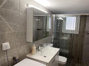 Koupelna v ubytování Adelais Cozy, Renovated Apt near Piraeus Metro
