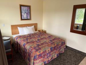 Postel nebo postele na pokoji v ubytování All Star Inn & Suites