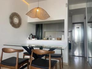 eine Küche mit einem Esstisch und einigen Stühlen in der Unterkunft LUXURY House with Stunning Sea Views - Ses Salines in La Savina