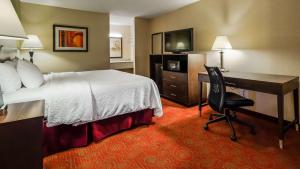 Ένα ή περισσότερα κρεβάτια σε δωμάτιο στο Best Western Northgate Inn