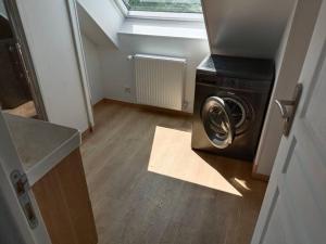 lavadero con lavadora y ventana en Appartement lumineux avec terrasse !, en Plonéour-Lanvern