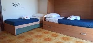 - 2 lits jumeaux dans une petite chambre avec des draps bleus dans l'établissement VILLA ZOND - a pochi passi dal mare bandiera blu, à Castellaneta Marina