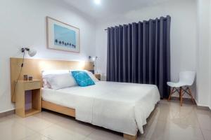 - une chambre avec un grand lit et un rideau noir dans l'établissement The Gallery Luxury Apartments, à Accra