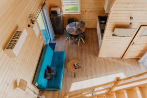 an overhead view of a dining room and kitchen in a tiny house at Domki Sunset Lubiatowo in Lubiatowo