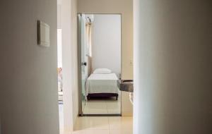 a hallway leading to a hospital room with a bed at Apartamento novo e completo no Centro de Palmas c/ internet in Palmas