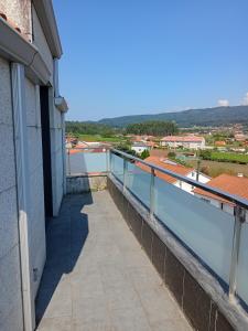 een balkon met uitzicht op de stad bij Apartamento Vistas a ensenada in Meaño