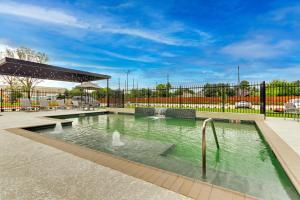 een zwembad met zwanen voor een hek bij TownePlace Suites by Marriott Houston Northwest Beltway 8 in Houston