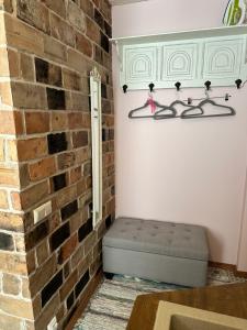 a room with a bench against a brick wall at Sadama Apartement Haapsalu in Haapsalu